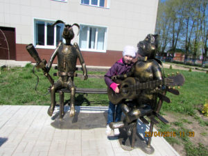 Памятник почтальону Печкину в Цивильске