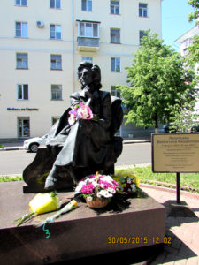 Памятник Леонтьевой в Ульяновске