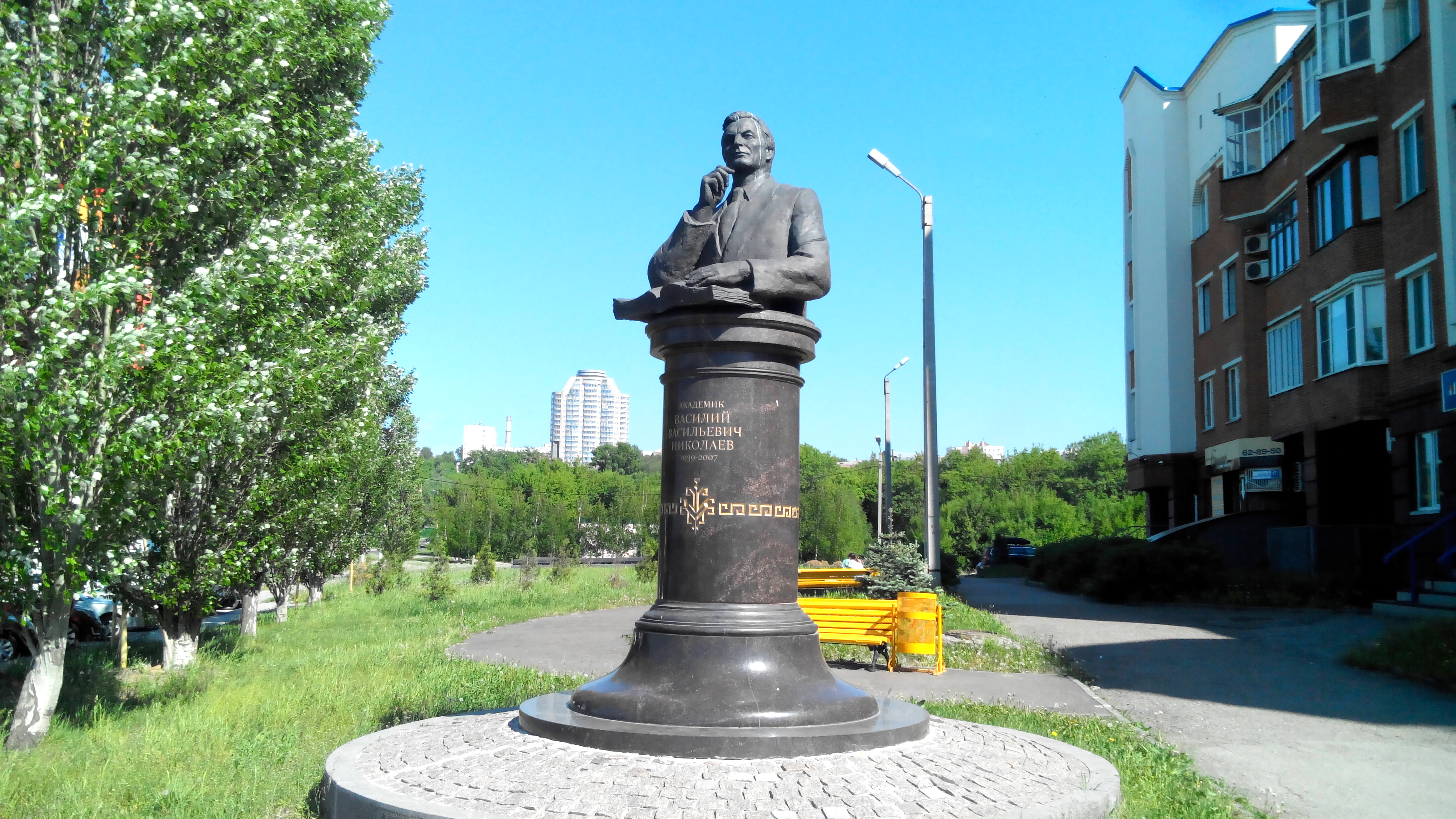 Памятник академику в в Николаеву в Чебоксарах