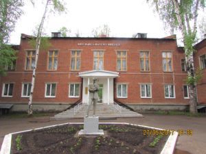 Памятник Чайковскому у музыкальной школы Воткинска