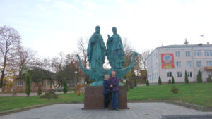 Памятник Петру и Февронии в Сураже
