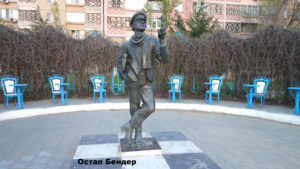 Памятник Остапу Бендеру в Элисте 