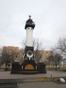 Памятник погибшим морякам в Астрахани