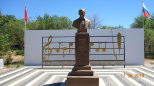 Памятник Окуджаве в Ахтубинске