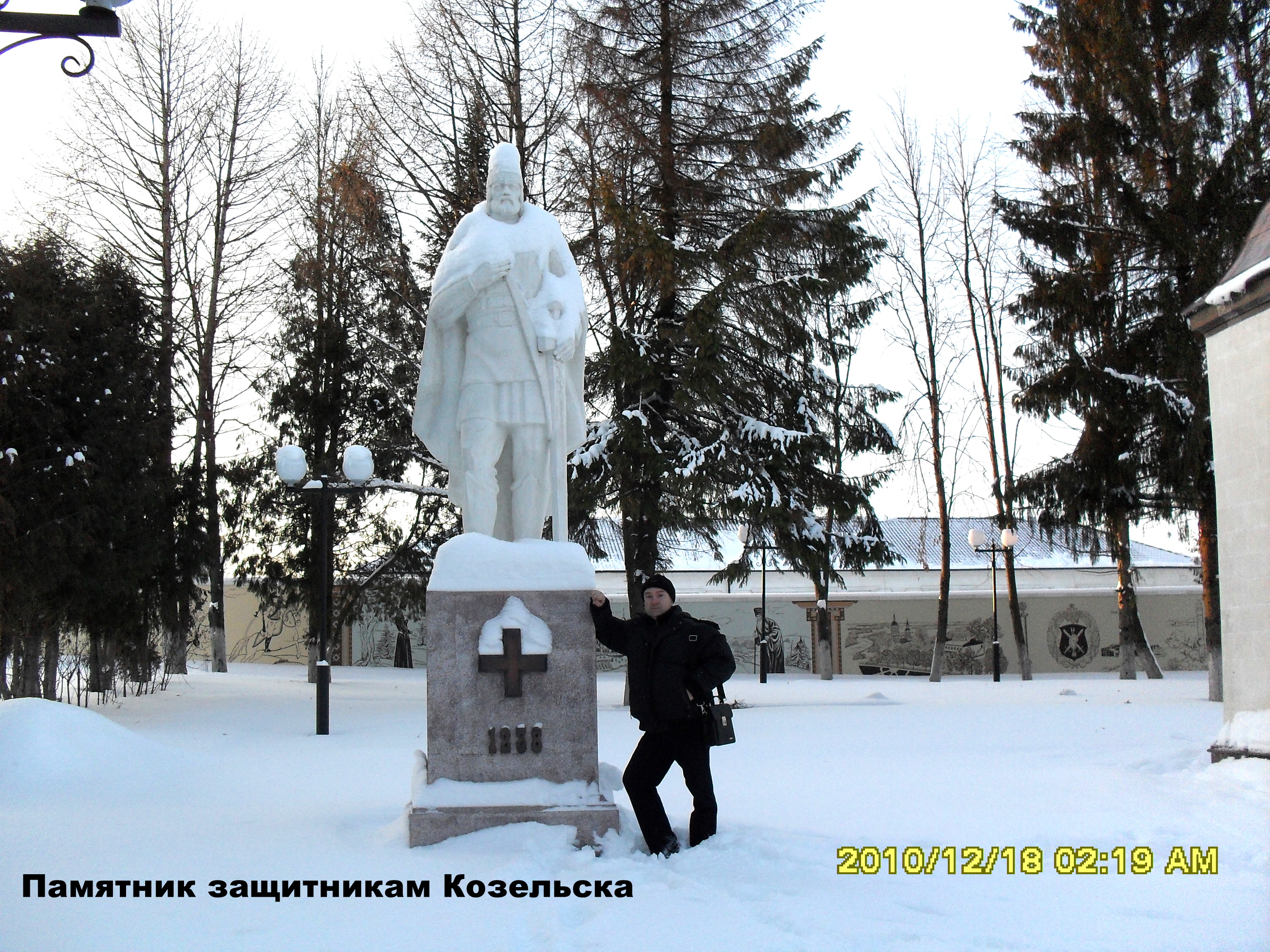 Мемориальная площадь героев Козельска — стена Славы, часовня Всех Святых,  Скорбящая мать, памятники малолетним узникам и маршалу Баграмяну