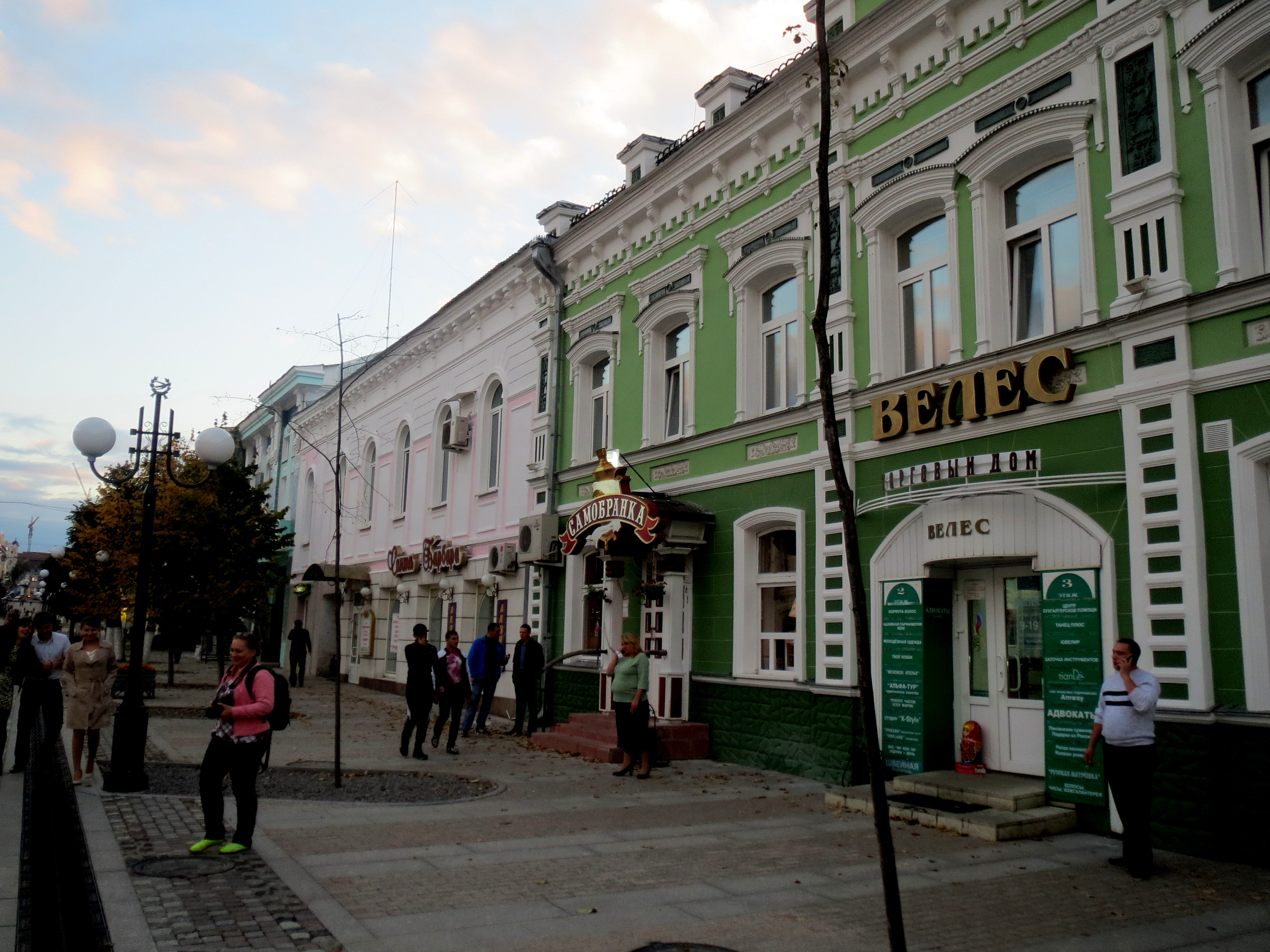 Московская улица — памятники архитектуры, пешеходный участок,  цветомузыкальный фонтан, скверы