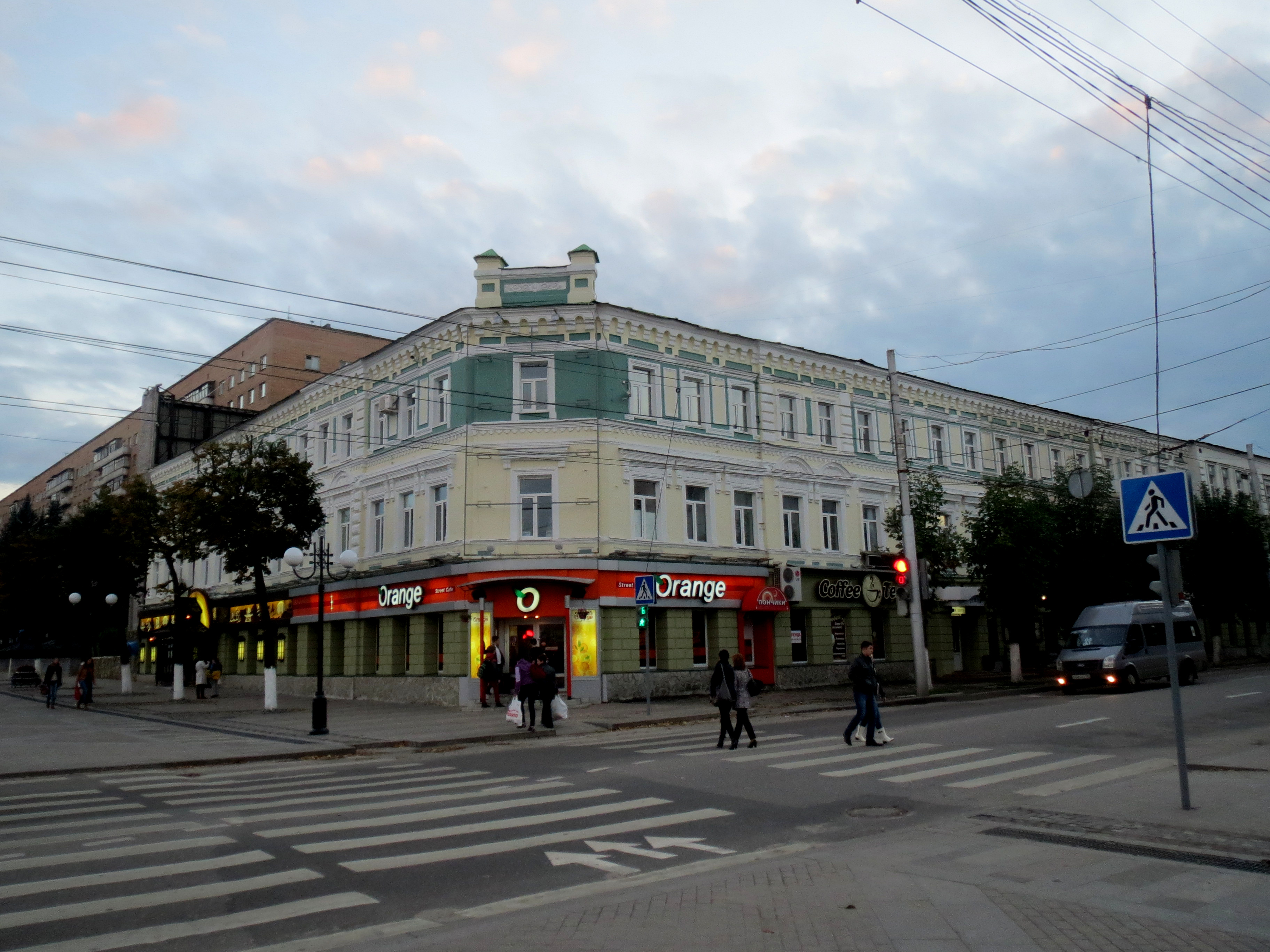 Московская улица — памятники архитектуры, пешеходный участок,  цветомузыкальный фонтан, скверы