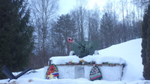 Памятник отряду майора И.Г.Старчака - пушка у моста через реку Изверь