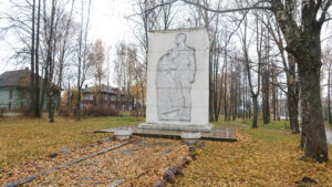 Стела Скорбящей Матери в Кадые