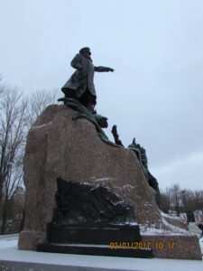 Памятник Макарову в Кронштадте