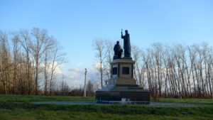 Памятник Дмитрию Донскому и Сергию Радонежскому в деревне Ивановка