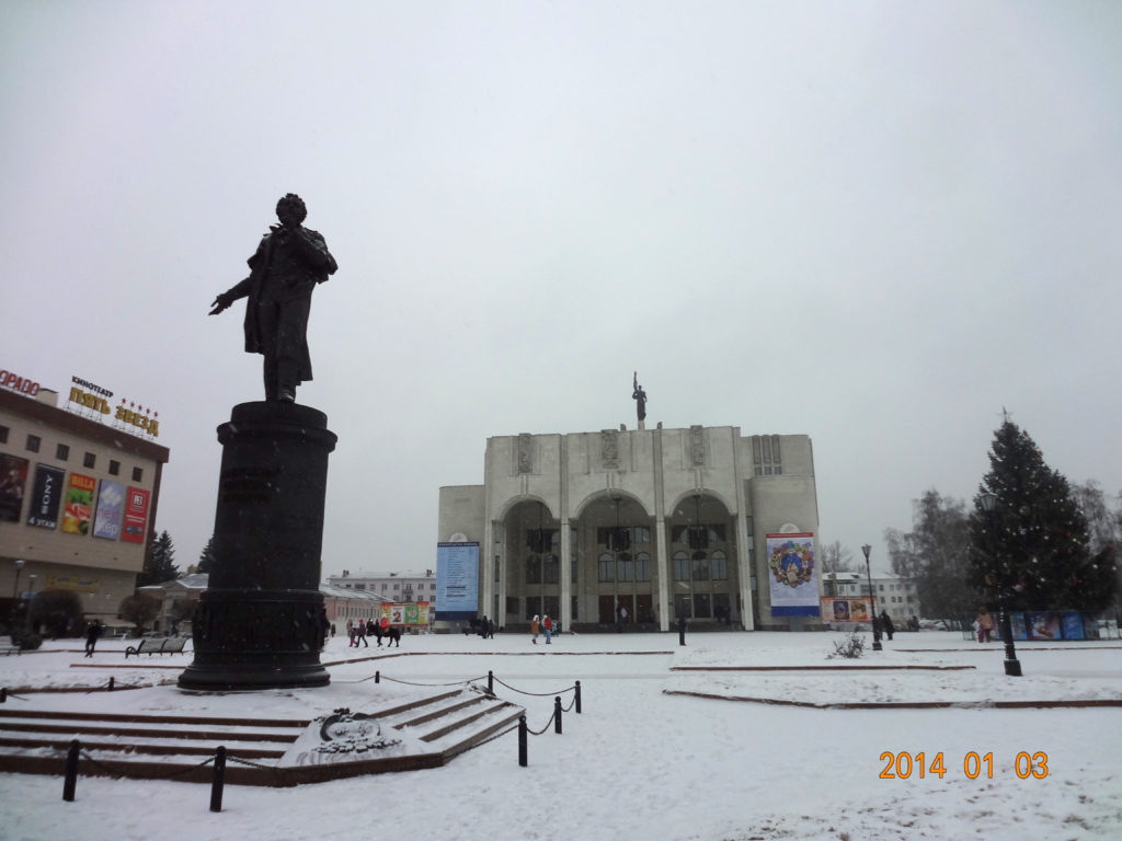 Памятник А.С.Пушкину — великому поэту на Театральной площади