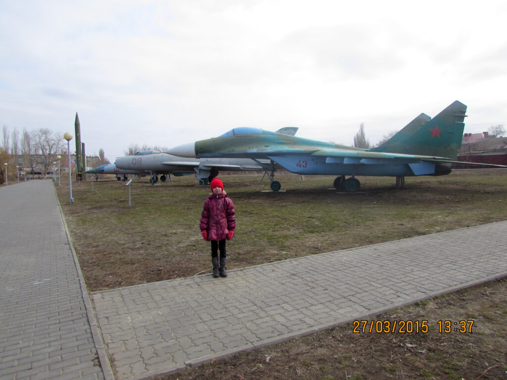 Парк Победы — музей военной техники под открытым небом, Аллея Героев, бюст  Маресьева