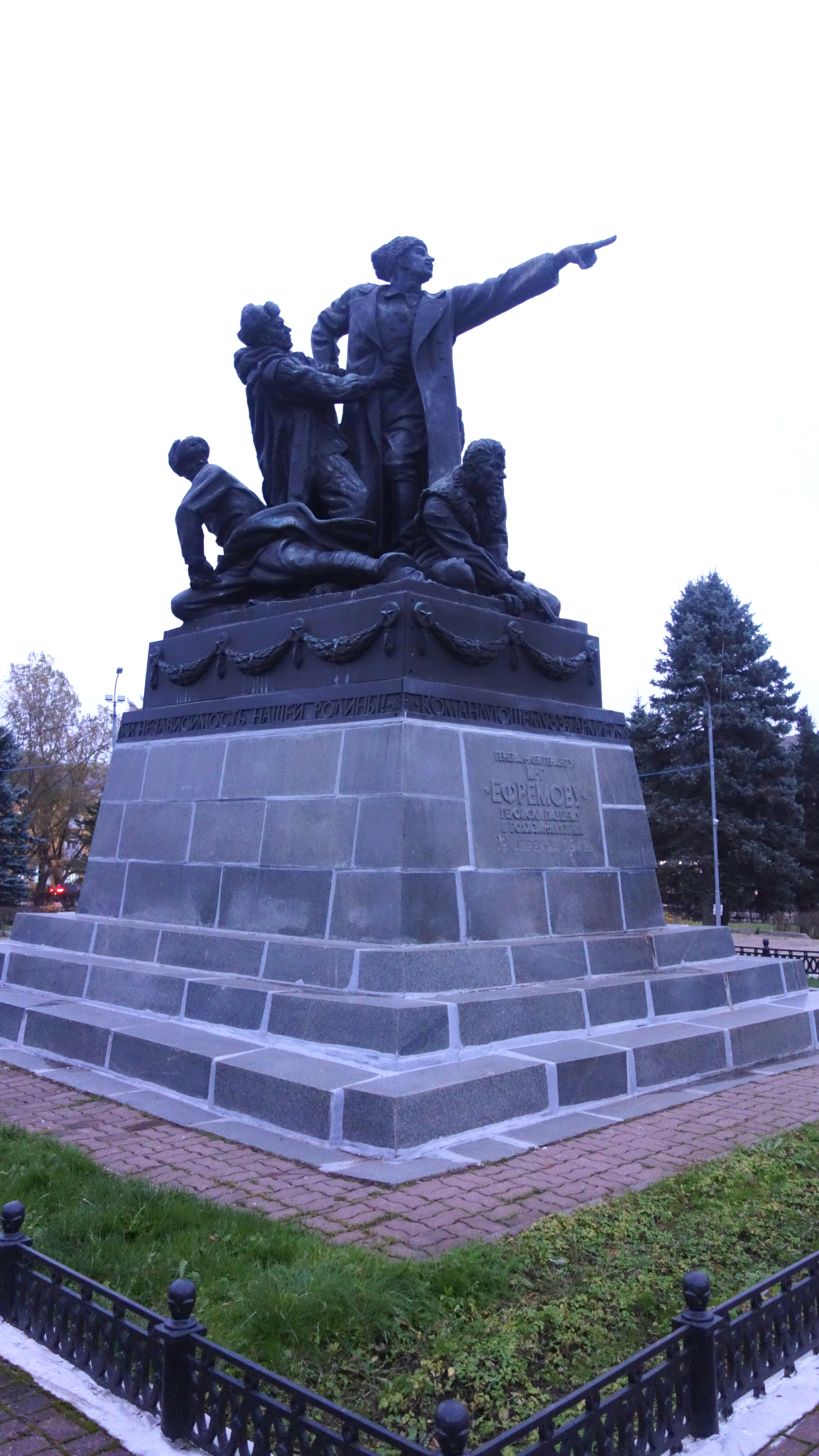 Памятник Ефремову в Вязьме