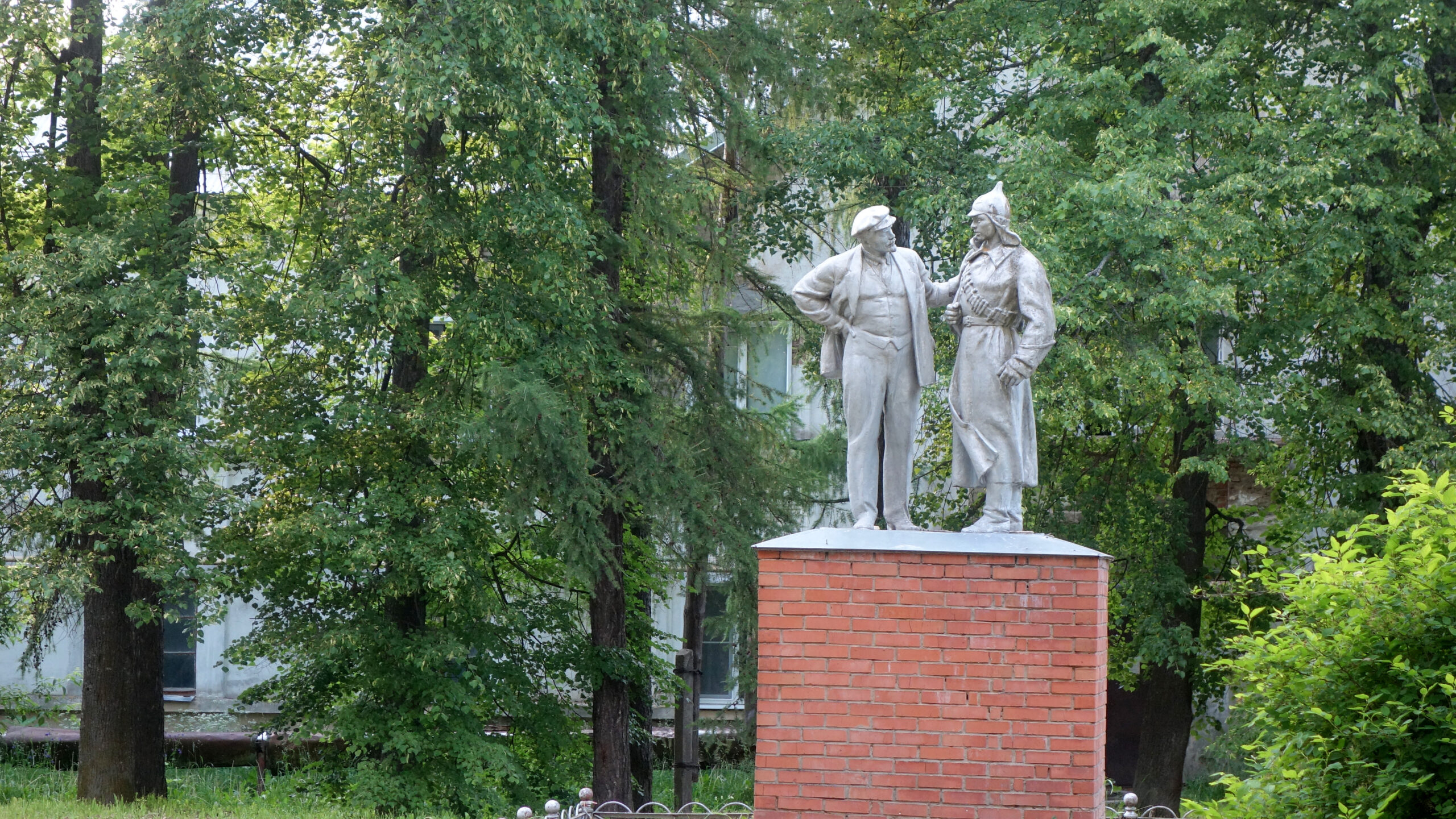 Памятник Ленин и красноармеец