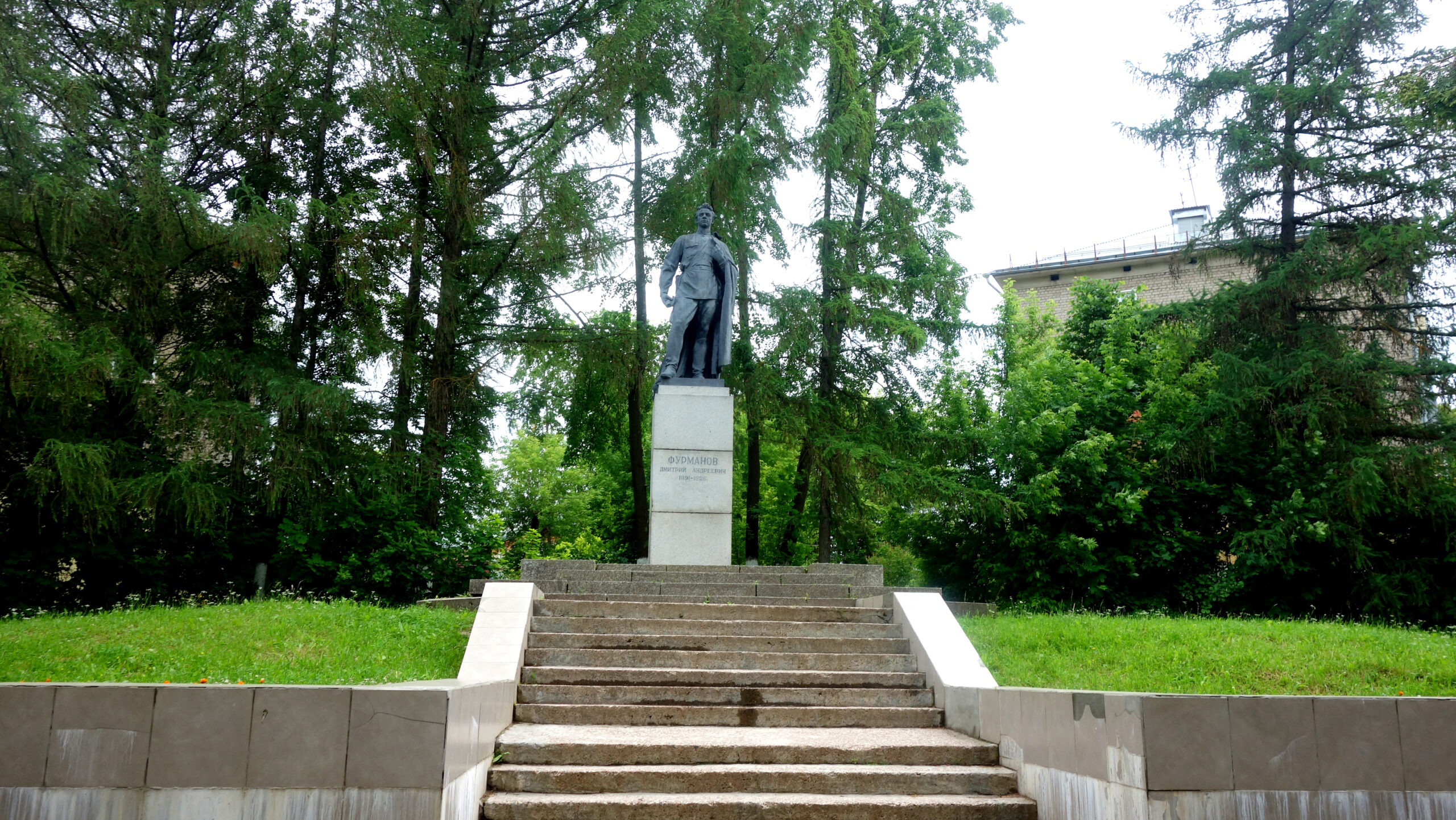 Памятник Фурманову