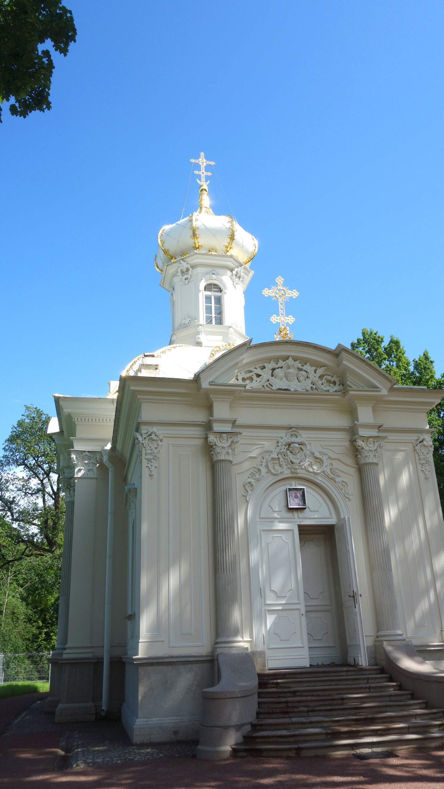 Троицкая церковь Петергофа