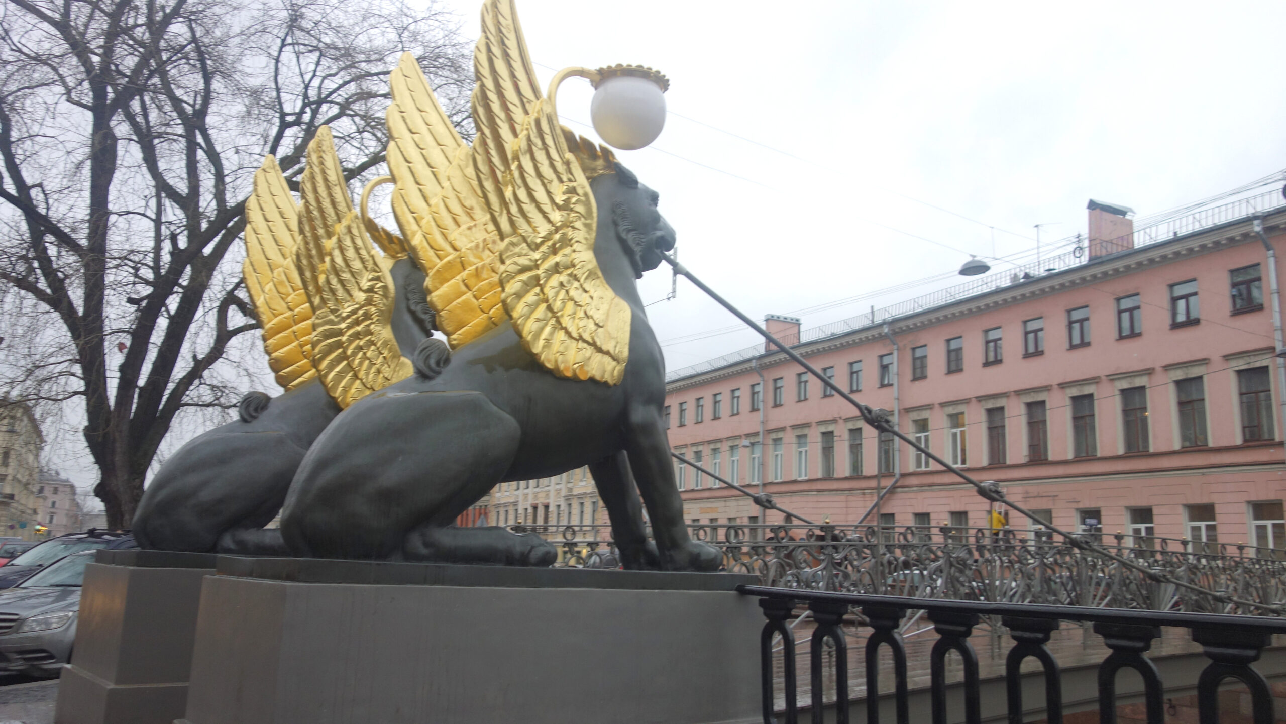 Крылатые львы